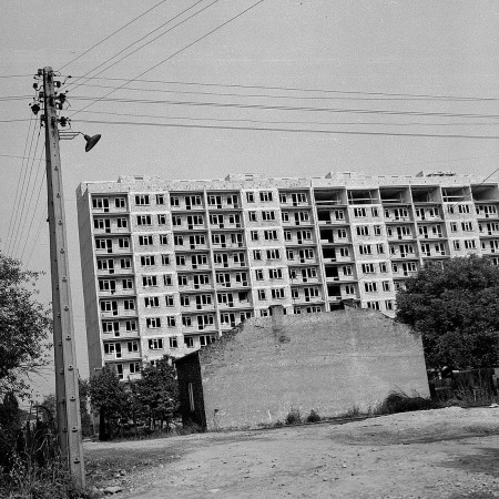 Mimo iż w dekadzie lat siedemdziesiątych corocznie przybywało 2 tysiące mieszkań (w ramach budownictwa wielorodzinnego), kolejka po własne M3 wciąż sięgała dziesięciu lat...
