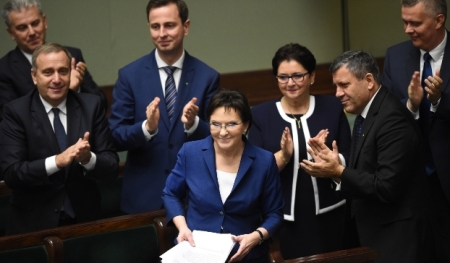 Premier Ewa Kopacz ze swoimi ministrami w Sejmie po wygłoszeniu exposé, foto: PAP/Radek Pietruszka 