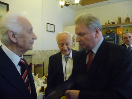 Prezes Zarządu Głównego SDRP – Jerzy Romański gratuluje Jubilatom Zdzisławowi  Heńkowi i Jerzemu Figasowi