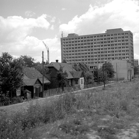 Końcówka lat sześćdziesiątych. Hotel Rzeszów sięgał już dachu. Po pobliskich chałupkach wkrótce nie pozostał ślad.