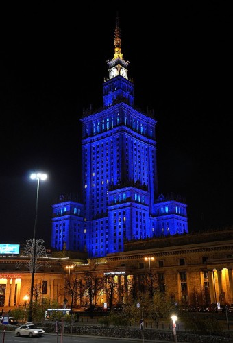 Pałac Kultury i Nauki nocą - fot. Adrian Grycuk, licencja CC BY-SA 3.0 pl na podstawie Wikimedia Commons